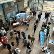 Messestände im Atrium des Technologie- und Gründerzentrums