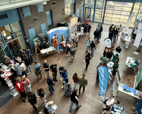 Messestände im Atrium des Technologie- und Gründerzentrums