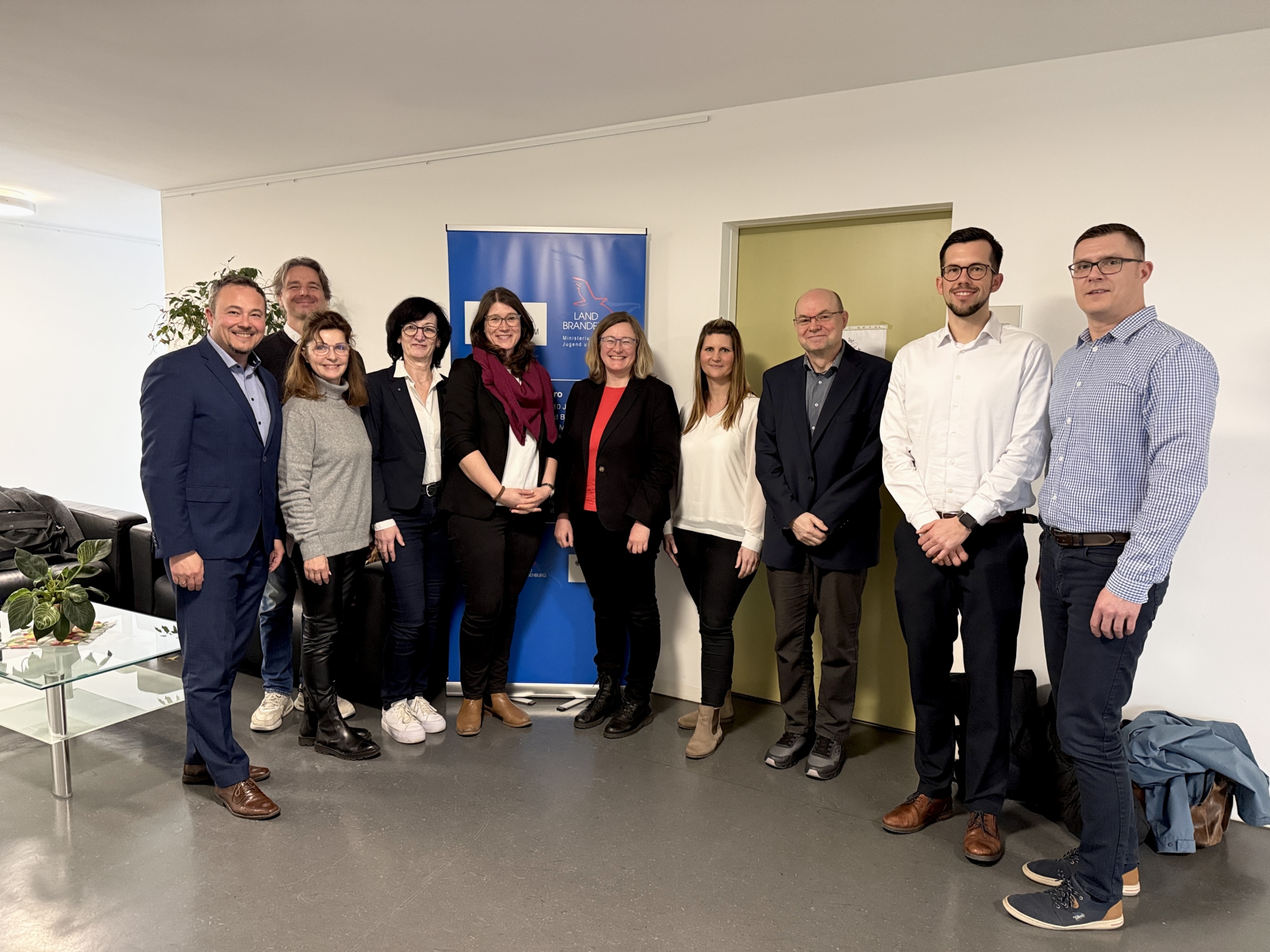 Bild im Bildungsministerium Brandenburg mit Vertreterinnen und Vertreten aus dem Koordinierungskreis "Berufsorientierung"