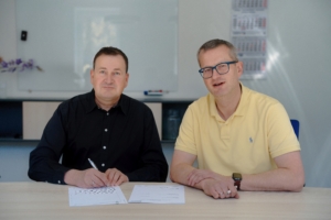 Foto: ©TUG (2026): Geschäftsführer Matthias Finze und Henning Klapötke bei der Vertragsunterzeichnung in Brandenburg/H.