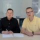 Foto: ©TUG (2026): Geschäftsführer Matthias Finze und Henning Klapötke bei der Vertragsunterzeichnung in Brandenburg/H.