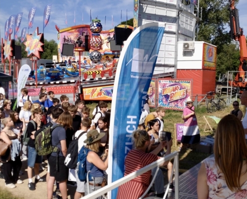 Wartende Schülerinnen und Schüler beim Azubi-Speed-Dating im Riesenrad