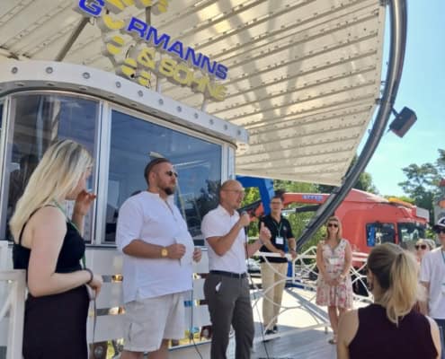 Eröffnung des Azubi-Speed-Datings im Riesenrad durch den Oberbürgermeister der Stadt Brandenburg an der Havel Daniel Keip Eröffnung des Azubi-Speed-Datings im Riesenrad durch den Oberbürgermeister der Stadt Brandenburg an der Havel Daniel Keip