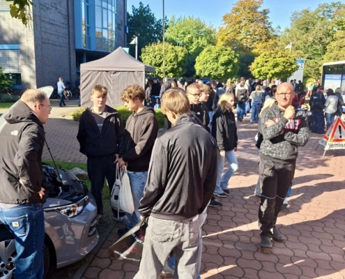 Berufemarkt2026_Aussengelaende_TGZ Messebesucher im Außenbereich TGZ auf dem 26. Berufemarkt Westbrandenburg