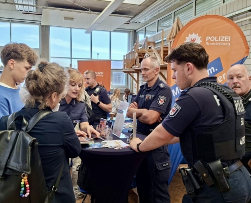 Berufemarkt2026_Polizei Gespräch mit der Polizei auf dem 26. Berufemarkt Westbrandenburg