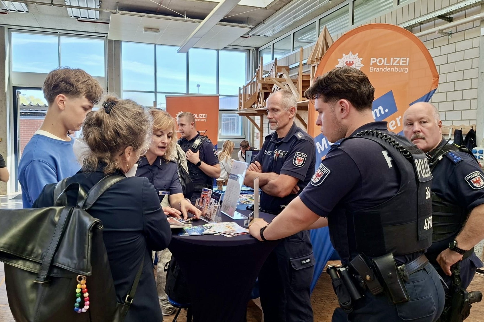 Berufemarkt2026_Polizei Gespräch mit der Polizei auf dem 26. Berufemarkt Westbrandenburg